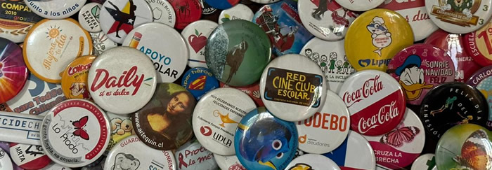 chapitas alfiler de distintas medidas y muchos diseños