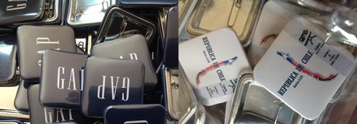 Chapitas personalizadas cuadradas, una azul de GAP y otra en tonos blancos